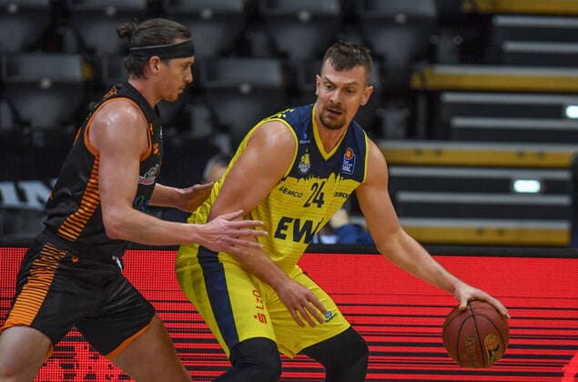 GER, Basketball, EWE Baskets Oldenburg vs Rasta Vechta 19.03.2021, EWE Arena, Oldenburg, GER, easy Credit-BBL, EWE Baskets Oldenburg vs Rasta Vechta, im Bild den Ball an der Hand Rasid MAHALBASIC (EWE Baskets Oldenburg 24 ) Dennis CLIFFORD (Rasta Vechta 42 )