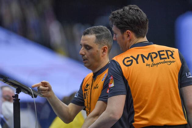 GER, Basketball, EWE Baskets Oldenburg vs Rasta Vechta 19.03.2021, EWE Arena, Oldenburg, GER, easy Credit-BBL, EWE Baskets Oldenburg vs Rasta Vechta, im Bild Foul oder nicht Gentian CICI (Schiedsrichter DBB FIBA ) Moritz KRÜPER KRUEPER (Schiedsrichter DBB )