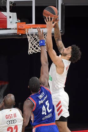 19.03.2021, xemx, Basketball EuroLeague, FC Bayern Muenchen - Anadolu Efes Istanbul emspor, v.l. Bryant Dunston (Anadolu Efes Istanbul), Nick Weiler-Babb (FC Bayern Basketball) Zweikampf, Duell, Kampf, tackle Muenchen