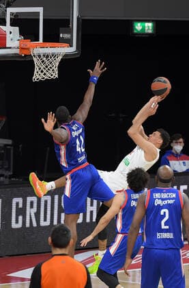 19.03.2021, xemx, Basketball EuroLeague, FC Bayern Muenchen - Anadolu Efes Istanbul emspor, v.l. Bryant Dunston (Anadolu Efes Istanbul), Wade Baldwin (FC Bayern Basketball) Zweikampf, Duell, Kampf, tackle Muenchen