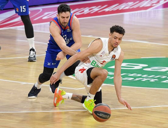 19.03.2021, xemx, Basketball EuroLeague, FC Bayern Muenchen - Anadolu Efes Istanbul emspor, v.l. Vasilije Micic (Anadolu Efes Istanbul), Wade Baldwin (FC Bayern Basketball) Zweikampf, Duell, Kampf, tackle Muenchen