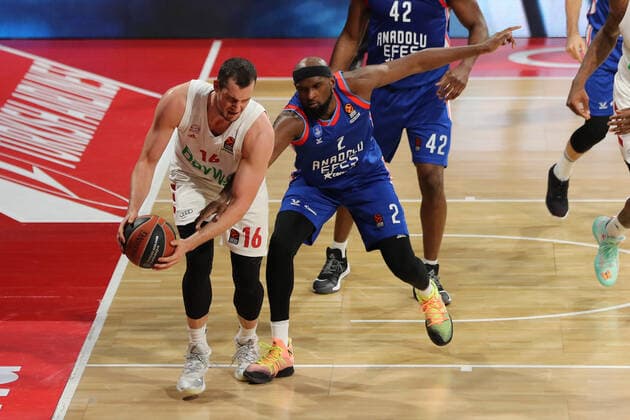 Paul Zipser (Muenchen) und Chris Singleton (Istanbul) GER, FC Bayern Basketball vs. Anadolu Efes Istanbul, Basketball, EuroLeague, 30. Spieltag, Saison 2020 2021, 19.03.2021, GER, FC Bayern Basketball vs. Anadolu Efes Istanbul, Basketball, EuroLeague, 30. Spieltag, Saison 2020 2021, 19.03.2021, Muenchen Copyright: xEIBNER MarcelxEngelbrechtx EP_EER