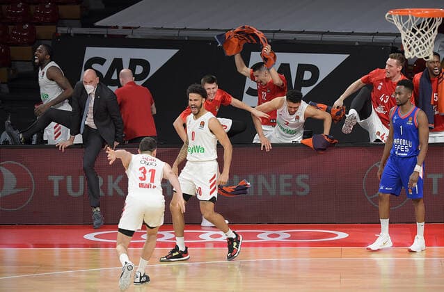 19.03.2021, xemx, Basketball EuroLeague, FC Bayern Muenchen - Anadolu Efes Istanbul emspor, v.l. Mannschaft, Spieler, jubeln nach Spielende, celebrate at the end of the match Muenchen