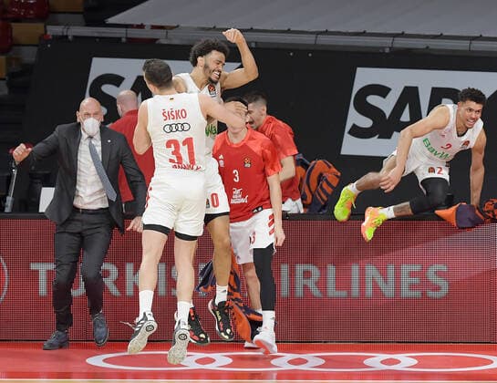 19.03.2021, xemx, Basketball EuroLeague, FC Bayern Muenchen - Anadolu Efes Istanbul emspor, v.l. Mannschaft, Spieler, jubeln nach Spielende, celebrate at the end of the match Muenchen