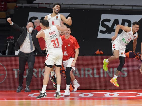 19.03.2021, xemx, Basketball EuroLeague, FC Bayern Muenchen - Anadolu Efes Istanbul emspor, v.l. Mannschaft, Spieler, jubeln nach Spielende, celebrate at the end of the match Muenchen
