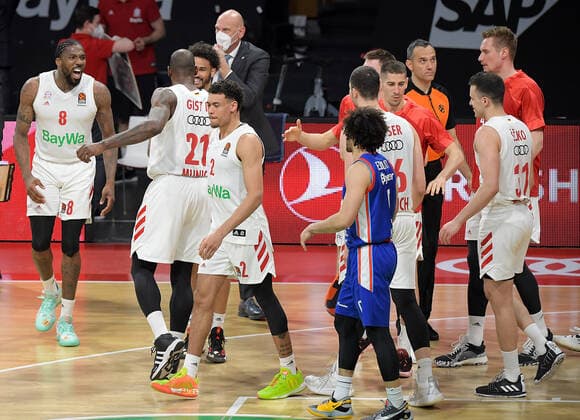19.03.2021, xemx, Basketball EuroLeague, FC Bayern Muenchen - Anadolu Efes Istanbul emspor, v.l. Mannschaft, Spieler, jubeln nach Spielende, celebrate at the end of the match Muenchen