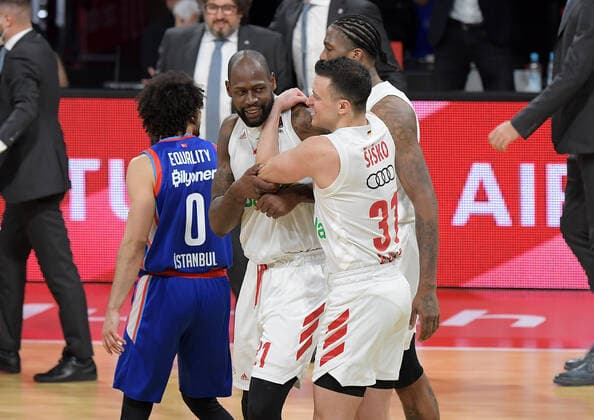 19.03.2021, xemx, Basketball EuroLeague, FC Bayern Muenchen - Anadolu Efes Istanbul emspor, v.l. Mannschaft, Spieler, jubeln nach Spielende, celebrate at the end of the match Muenchen