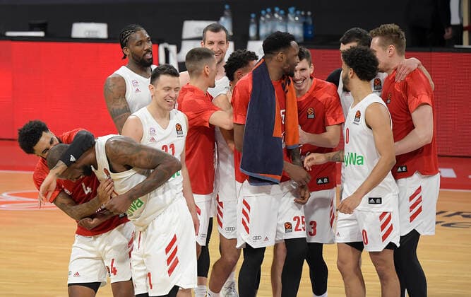 19.03.2021, xemx, Basketball EuroLeague, FC Bayern Muenchen - Anadolu Efes Istanbul emspor, v.l. Mannschaft, Spieler, jubeln nach Spielende, celebrate at the end of the match Muenchen