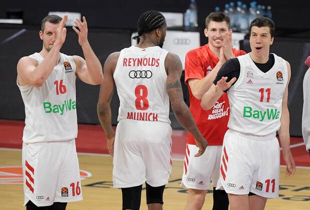 19.03.2021, xemx, Basketball EuroLeague, FC Bayern Muenchen - Anadolu Efes Istanbul emspor, v.l. Mannschaft, Spieler, jubeln nach Spielende, celebrate at the end of the match Muenchen
