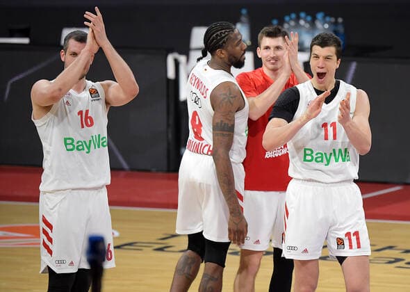 19.03.2021, xemx, Basketball EuroLeague, FC Bayern Muenchen - Anadolu Efes Istanbul emspor, v.l. Mannschaft, Spieler, jubeln nach Spielende, celebrate at the end of the match Muenchen