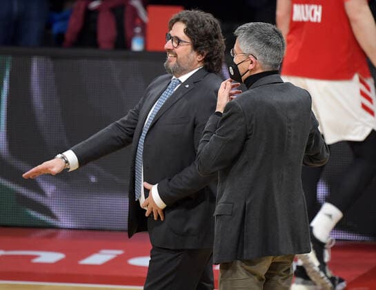 19.03.2021, xemx, Basketball EuroLeague, FC Bayern Muenchen - Anadolu Efes Istanbul emspor, v.l. Head Coach Andrea Trinchieri (FC Bayern Basketball), President Herbert Hainer (FC Bayern Basketball) Mannschaft, Spieler, jubeln nach Spielende, celebrate at the end of the match Muenchen