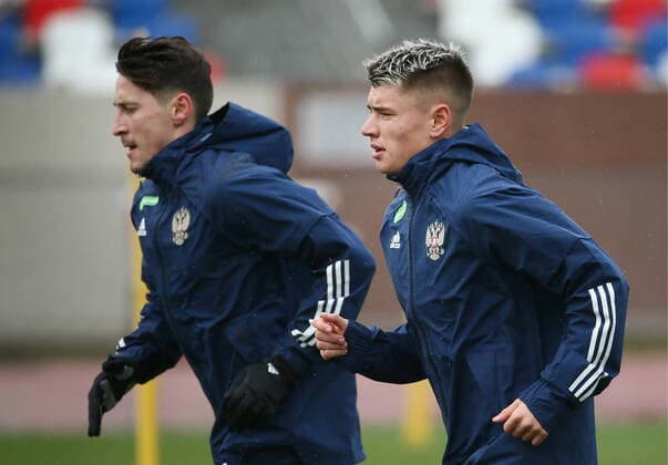 SOCHI, RUSSIA - MARCH 20, 2021: Daler Kuzyayev (L) and Andrei Mostovoi of the Russian national football team during a training session ahead of 2022 FIFA World Cup, WM, Weltmeisterschaft, Fussball qualifying matches at the Yug training center. The Russian team is to play against Malta on March 24, against Slovenia on March 27, and against Slovakia on March 30. Dmitry Feoktistov TASS  TS0F9EF2