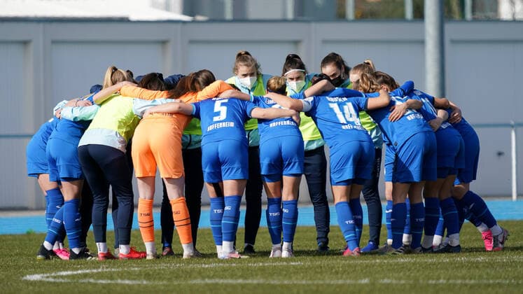 Spielerinnen der TSG 1899 Hoffenheim II (U20), schwören sich mit einem Mannschaftskreis vor dem Anpfiff ein, Kreis, Teamkreis, Konzentration, Kameradschaft, Ansprache, Motivation, 20.03.2021, Sinsheim (Deutschland), Fussball, 2. Frauen-Bundesliga Süd, TSG 1899 Hoffenheim II (U20) - FC Ingolstadt, DFB DFL REGULATIONS PROHIBIT ANY USE OF PHOTOGRAPHS AS IMAGE SEQUENCES AND OR QUASI-VIDEO.
