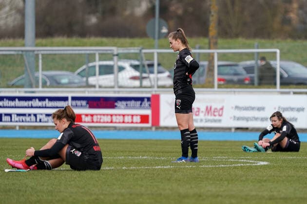 Spielerinnen vom FC Ingolstadt 04, enttäuscht schauend, Enttäuschung, Frustration, disappointed, pessimistisch, Aktion, Action, Spielszene, 20.03.2021, Sinsheim (Deutschland), Fussball, 2. Frauen-Bundesliga Süd, TSG 1899 Hoffenheim II (U20) - FC Ingolstadt, DFB DFL REGULATIONS PROHIBIT ANY USE OF PHOTOGRAPHS AS IMAGE SEQUENCES AND OR QUASI-VIDEO.