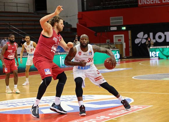 20.03.2021, xovx, Basketball BBL, JobStairs Gießen 46ers - s. Oliver Würzburg v.l. John Bryant (Gießen 46ers), Murphy Holloway (s. Oliver Würzburg) Gießen Sporthalle Gießen-Ost Hessen Deutschland (DE)