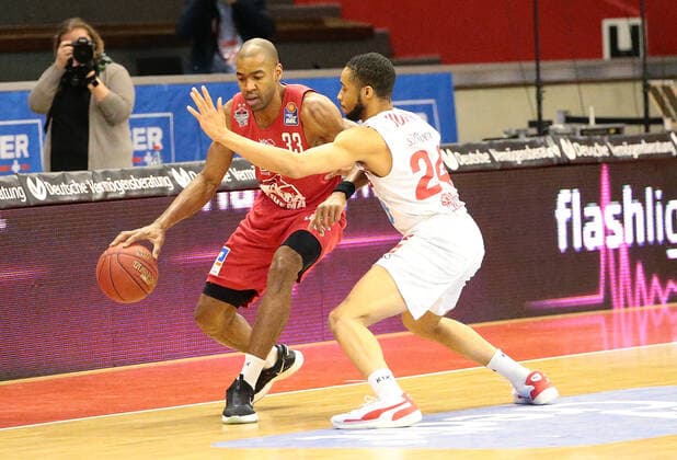 20.03.2021, xovx, Basketball BBL, JobStairs Gießen 46ers - s. Oliver Würzburg v.l. Brandon Thomas (Gießen 46ers), Cameron Hunt (s. Oliver Würzburg) Gießen Sporthalle Gießen-Ost Hessen Deutschland (DE)