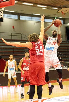 20.03.2021, xovx, Basketball BBL, JobStairs Gießen 46ers - s. Oliver Würzburg v.l. John Bryant (Gießen 46ers), Murphy Holloway (s. Oliver Würzburg) Gießen Sporthalle Gießen-Ost Hessen Deutschland (DE)