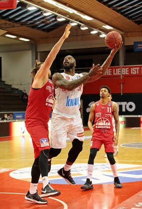 20.03.2021, xovx, Basketball BBL, JobStairs Gießen 46ers - s. Oliver Würzburg v.l. John Bryant (Gießen 46ers), Murphy Holloway (s. Oliver Würzburg), Diante Garrett (Gießen 46ers) Gießen Sporthalle Gießen-Ost Hessen Deutschland (DE)