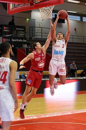 20.03.2021, xovx, Basketball BBL, JobStairs Gießen 46ers - s. Oliver Würzburg v.l. Cameron Hunt (s. Oliver Würzburg), Scottie James Jr. (Gießen 46ers), Tyson Ward (s. Oliver Würzburg) Gießen Sporthalle Gießen-Ost Hessen Deutschland (DE)