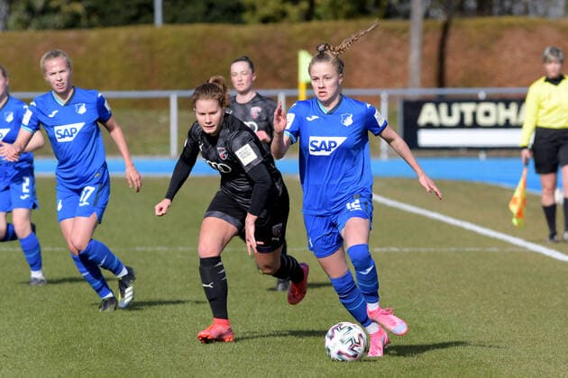 Sinsheim, Deutschland 20. Maerz 2021: 2. FBL - 2020 2021 - TSG 1899 Hoffenheim U20 vs. FC Ingolstadt v. li. im Zweikampf Emilie Bernhardt (FC Ingolstadt) und Jenny Beyer (TSG 1899 Hoffenheim U20) Helmut Gmelin Stadion Baden Württemberg