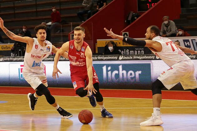 20.03.2021, xovx, Basketball BBL, JobStairs Gießen 46ers - s. Oliver Würzburg v.l. Joshua Obiesie (s. Oliver Würzburg), Ferdinand Zylka (Gießen 46ers), Alex King (s. Oliver Würzburg) Gießen Sporthalle Gießen-Ost Hessen Deutschland (DE)