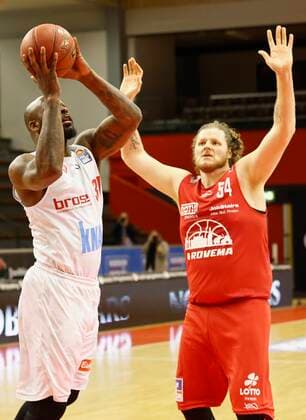20.03.2021, Basketball, BBL 2020 2021, 24. Spieltag, JobStairs GIESSEN 46ers - s.Oliver Wuerzburg, GER, Giessen, Sporthalle Giessen-Ost, Bild: v. li. Murphy Holloway (s.Oliver Wuerzburg) und John Bryant (JobStairs GIESSEN 46ers) Copyright: HMBxMedia xHeikoxBecker