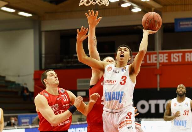 20.03.2021, Basketball, BBL 2020 2021, 24. Spieltag, JobStairs GIESSEN 46ers - s.Oliver Wuerzburg, GER, Giessen, Sporthalle Giessen-Ost, Bild: v. li. Scottie James (JobStairs GIESSEN 46ers), John Bryant (JobStairs GIESSEN 46ers) und Tyson Ward (s.Oliver Wuerzburg) Copyright: HMBxMedia xHeikoxBecker