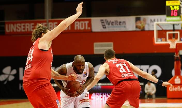 20.03.2021, Basketball, BBL 2020 2021, 24. Spieltag, JobStairs GIESSEN 46ers - s.Oliver Wuerzburg, GER, Giessen, Sporthalle Giessen-Ost, Bild: v. li. John Bryant (JobStairs GIESSEN 46ers), Murphy Holloway (s.Oliver Wuerzburg) und Scottie James (JobStairs GIESSEN 46ers) Copyright: HMBxMedia xHeikoxBecker