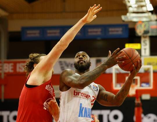 20.03.2021, Basketball, BBL 2020 2021, 24. Spieltag, JobStairs GIESSEN 46ers - s.Oliver Wuerzburg, GER, Giessen, Sporthalle Giessen-Ost, Bild: v. li. John Bryant (JobStairs GIESSEN 46ers) und Murphy Holloway (s.Oliver Wuerzburg) Copyright: HMBxMedia xHeikoxBecker