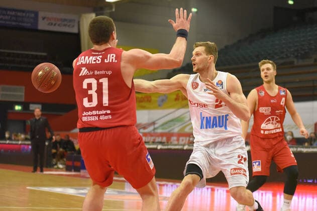 v.l., Scottie James Jr. (Giessen 31), Florian Koch (Wuerzburg 21) GER, Basketball BBL 1. Liga, Giessen gegen Wuerzburg, 20.03.2021 Giessen Copyright: xEibnerxPressefotox xRalphxLehmbergx