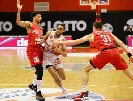 20.03.2021, Basketball, BBL 2020 2021, 24. Spieltag, JobStairs GIESSEN 46ers - s.Oliver Wuerzburg, GER, Giessen, Sporthalle Giessen-Ost, Bild: v. li. Diante Garrett (JobStairs GIESSEN 46ers), Cameron Hunt (s.Oliver Wuerzburg) und Scottie James (JobStairs GIESSEN 46ers) Copyright: HMBxMedia xHeikoxBecker
