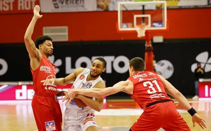 20.03.2021, Basketball, BBL 2020 2021, 24. Spieltag, JobStairs GIESSEN 46ers - s.Oliver Wuerzburg, GER, Giessen, Sporthalle Giessen-Ost, Bild: v. li. Diante Garrett (JobStairs GIESSEN 46ers), Cameron Hunt (s.Oliver Wuerzburg) und Scottie James (JobStairs GIESSEN 46ers) Copyright: HMBxMedia xHeikoxBecker