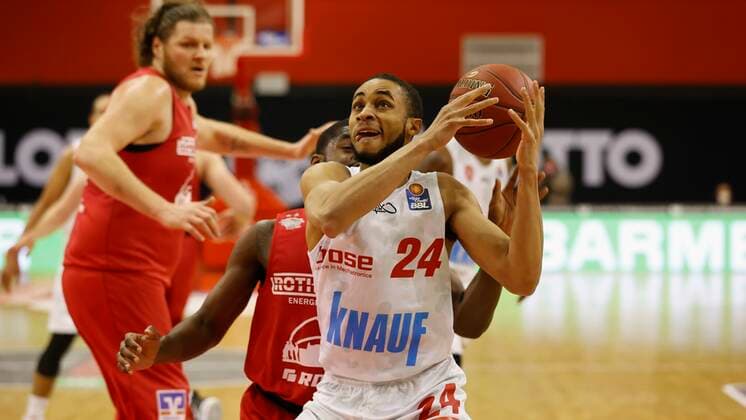 20.03.2021, Basketball, BBL 2020 2021, 24. Spieltag, JobStairs GIESSEN 46ers - s.Oliver Wuerzburg, GER, Giessen, Sporthalle Giessen-Ost, Bild: v. li. Jonathan Stark (JobStairs GIESSEN 46ers) und Cameron Hunt (s.Oliver Wuerzburg) Copyright: HMBxMedia xHeikoxBecker