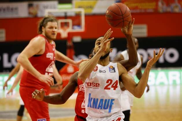 20.03.2021, Basketball, BBL 2020 2021, 24. Spieltag, JobStairs GIESSEN 46ers - s.Oliver Wuerzburg, GER, Giessen, Sporthalle Giessen-Ost, Bild: Jonathan Stark (JobStairs GIESSEN 46ers) stoert Cameron Hunt (s.Oliver Wuerzburg) Copyright: HMBxMedia xHeikoxBecker