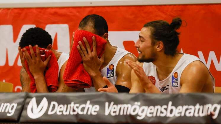 20.03.2021, Basketball, BBL 2020 2021, 24. Spieltag, JobStairs GIESSEN 46ers - s.Oliver Wuerzburg, GER, Giessen, Sporthalle Giessen-Ost, Bild: Enttaeuschung bei Tyson Ward (s.Oliver Wuerzburg), Alex King (s.Oliver Wuerzburg) und Julian Albus (s.Oliver Wuerzburg) Copyright: HMBxMedia xHeikoxBecker