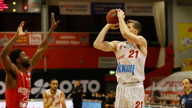 20.03.2021, Basketball, BBL 2020 2021, 24. Spieltag, JobStairs GIESSEN 46ers - s.Oliver Wuerzburg, GER, Giessen, Sporthalle Giessen-Ost, Bild: v. li. Isaac Brandon Hamilton (JobStairs GIESSEN 46ers) und Florian Koch (s.Oliver Wuerzburg) Copyright: HMBxMedia xHeikoxBecker