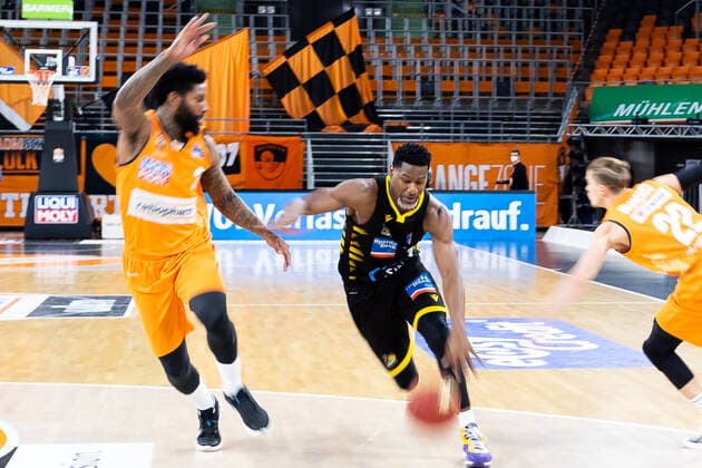 Polas Bartolo 13 MHP Riesen Ludwigsburg, Aric Holman (Ratiopharm Ulm 35) GER, Ratiopharm Ulm vs. MHP Riesen Ludwigsburg, easycredit 1.Bundesliga Basketball, 24.Spieltag, Saison 2020 21, 20.03.2021 Ratiopharm Ulm vs. MHP Riesen Ludwigsburg, 1.Basketball Bundesliga Neu-Ulm Copyright: xEibner-Pressefoto RogerxBuerkex EP_EER