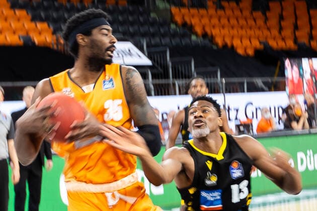 Polas Bartolo 13 MHP Riesen Ludwigsburg, Aric Holman (Ratiopharm Ulm 35) GER, Ratiopharm Ulm vs. MHP Riesen Ludwigsburg, easycredit 1.Bundesliga Basketball, 24.Spieltag, Saison 2020 21, 20.03.2021 Ratiopharm Ulm vs. MHP Riesen Ludwigsburg, 1.Basketball Bundesliga Neu-Ulm Copyright: xEibner-Pressefoto RogerxBuerkex EP_EER