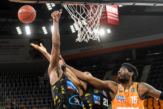 GER, BBL, ratiopharm ulm vs MHP RIESEN Ludwigsburg 20.03.2021, ratiopharm arena, Neu-Ulm, GER, BBL, ratiopharm ulm vs MHP RIESEN Ludwigsburg, im Bild Aric Holman (Ulm, 35) sichert sich den Rebound