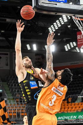 GER, BBL, ratiopharm ulm vs MHP RIESEN Ludwigsburg 20.03.2021, ratiopharm arena, Neu-Ulm, GER, BBL, ratiopharm ulm vs MHP RIESEN Ludwigsburg, im Bild Jonas Wohlfarth-Bottermann (Ludwigsburg, 18) kann sich gegen Cameron Clark (Ulm, 3) nicht durchsetzen