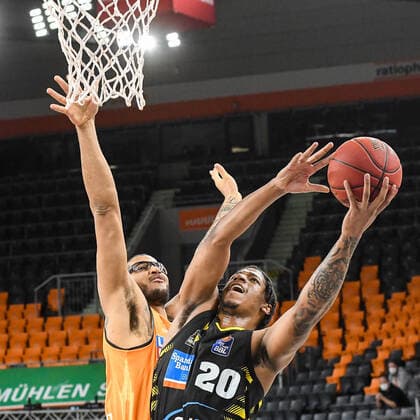 GER, BBL, ratiopharm ulm vs MHP RIESEN Ludwigsburg 20.03.2021, ratiopharm arena, Neu-Ulm, GER, BBL, ratiopharm ulm vs MHP RIESEN Ludwigsburg, im Bild Isaiah Wilkins (Ulm, 11), Desi Rodriguez (Ludwigsburg, 20) geht zum Korb