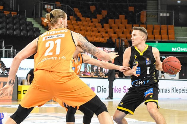 GER, BBL, ratiopharm ulm vs MHP RIESEN Ludwigsburg 20.03.2021, ratiopharm arena, Neu-Ulm, GER, BBL, ratiopharm ulm vs MHP RIESEN Ludwigsburg, im Bild Dylan Osetkowski (Ulm, 21), Jordan Hulls (Ludwigsburg, 1)