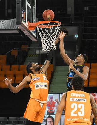 GER, BBL, ratiopharm ulm vs MHP RIESEN Ludwigsburg 20.03.2021, ratiopharm arena, Neu-Ulm, GER, BBL, ratiopharm ulm vs MHP RIESEN Ludwigsburg, im Bild Yorman Polas Bartolo (Ludwigsburg, 13) punktet gegen Aric Holman (Ulm, 35)