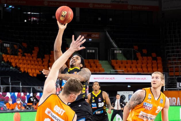 Polas Bartolo 13 MHP Riesen Ludwigsburg, Dylan Osetkowski (Ratiopharm Ulm 21) GER, Ratiopharm Ulm vs. MHP Riesen Ludwigsburg, easycredit 1.Bundesliga Basketball, 24.Spieltag, Saison 2020 21, 20.03.2021 Ratiopharm Ulm vs. MHP Riesen Ludwigsburg, 1.Basketball Bundesliga Neu-Ulm Copyright: xEibner-Pressefoto RogerxBuerkex EP_EER