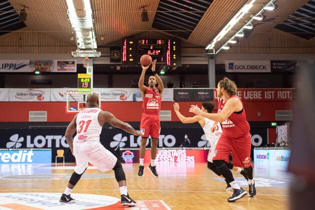 easyCredit Basketball Bundesliga; JobStairs Giessen 46ers - s.Oliver Wuerzburg, 20.03.21 Brandon Thomas ( 33 Giessen 46ers), Murphy Holloway ( 31 Wuerzburg) Sporthalle Giessen-Ost Giessen, 20.03.21 Copyright: xBEAUTIFULxSPORTS Roeczeyx