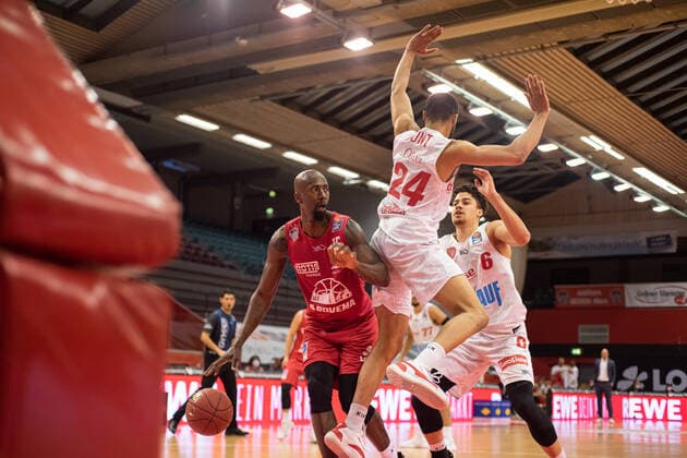 easyCredit Basketball Bundesliga; JobStairs Giessen 46ers - s.Oliver Wuerzburg, 20.03.21 Brandon Bowman ( 15 Giessen 46ers), Cameron Hunt ( 24 Wuerzburg), Sporthalle Giessen-Ost Giessen, 20.03.21 Copyright: xBEAUTIFULxSPORTS Roeczeyx