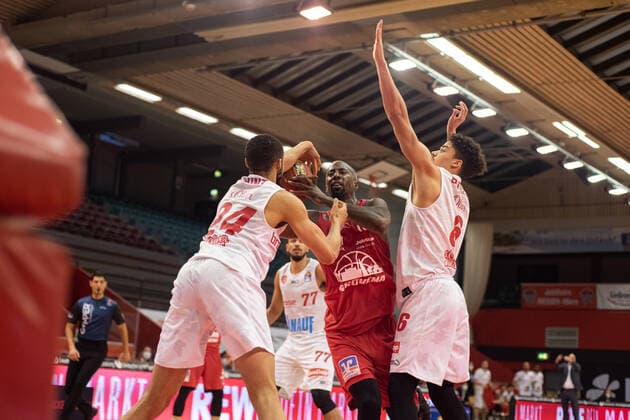 easyCredit Basketball Bundesliga; JobStairs Giessen 46ers - s.Oliver Wuerzburg, 20.03.21 Brandon Bowman ( 15 Giessen 46ers), Cameron Hunt ( 24 Wuerzburg), Sporthalle Giessen-Ost Giessen, 20.03.21 Copyright: xBEAUTIFULxSPORTS Roeczeyx