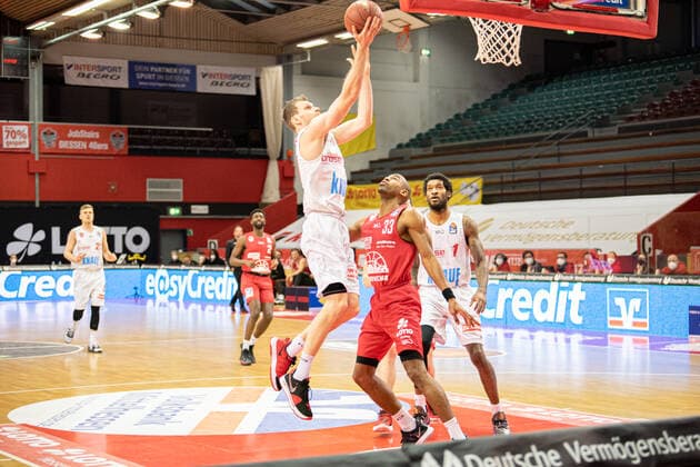 easyCredit Basketball Bundesliga; JobStairs Giessen 46ers - s.Oliver Wuerzburg, 20.03.21 Brandon Thomas ( 33 Giessen 46ers), Perry Jones ( 1 Wuerzburg) Sporthalle Giessen-Ost Giessen, 20.03.21 Copyright: xBEAUTIFULxSPORTS Roeczeyx