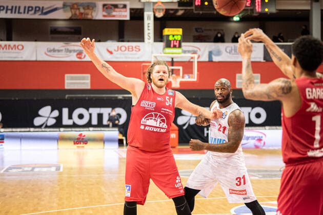 easyCredit Basketball Bundesliga; JobStairs Giessen 46ers - s.Oliver Wuerzburg, 20.03.21 John Bryant ( 54 Giessen 46ers), Florian Koch ( 21 Wuerzburg) Sporthalle Giessen-Ost Giessen, 20.03.21 Copyright: xBEAUTIFULxSPORTS Roeczeyx