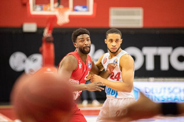 easyCredit Basketball Bundesliga; JobStairs Giessen 46ers - s.Oliver Wuerzburg, 20.03.21 Isaac Hamilton ( 2 Giessen 46ers), Cameron Hunt ( 24 Wuerzburg) Sporthalle Giessen-Ost Giessen, 20.03.21 Copyright: xBEAUTIFULxSPORTS Roeczeyx